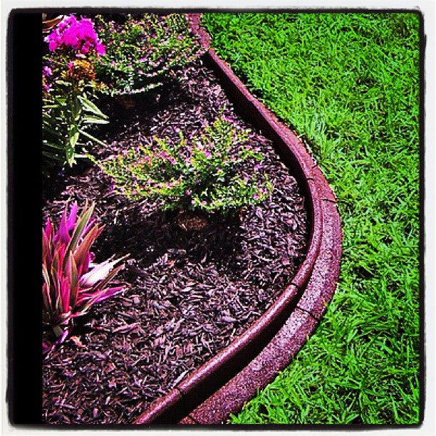EcoBorder L landscape edging in a customer's yard