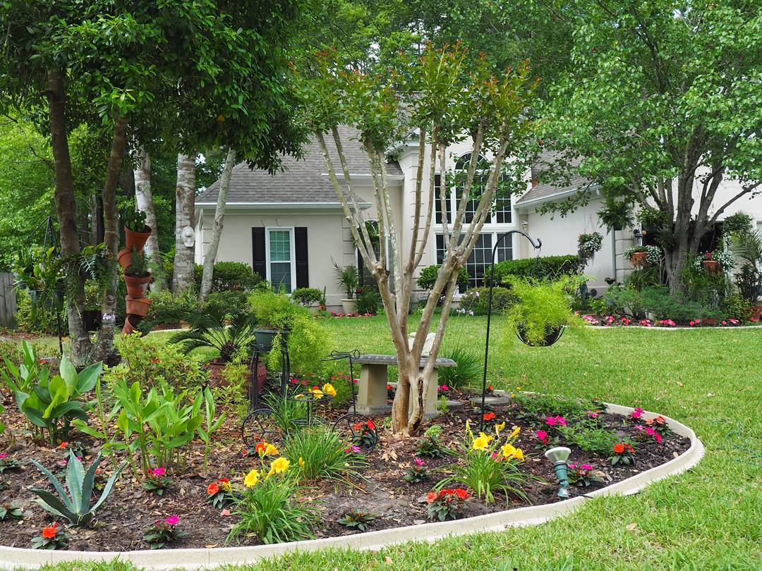 EcoBorder L landscape edging in a customer's yard