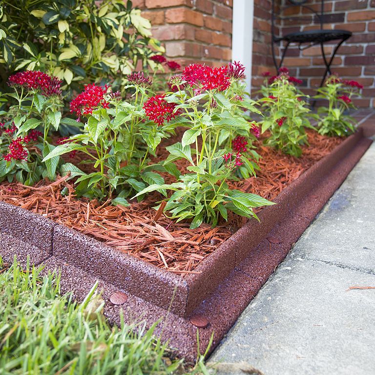 EcoBorder L landscape edging in a customer's yard