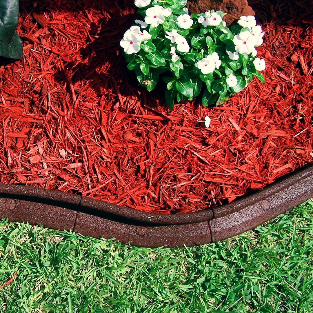 EcoBorder L landscape edging in a customer's yard