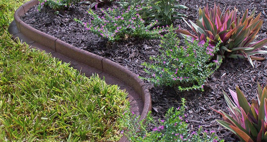 EcoBorder L landscape edging in a customer's yard