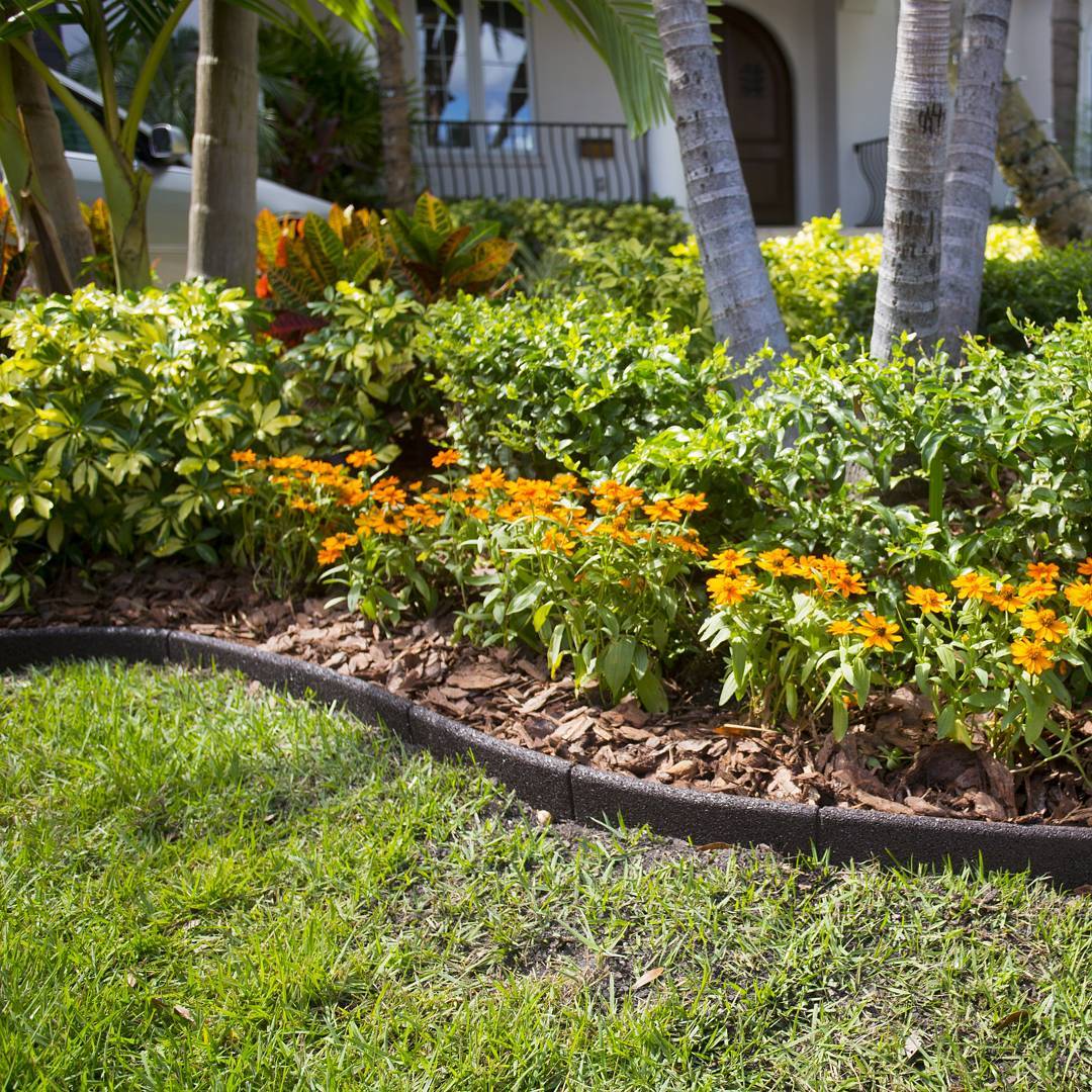 EcoBorder L landscape edging in a customer's yard