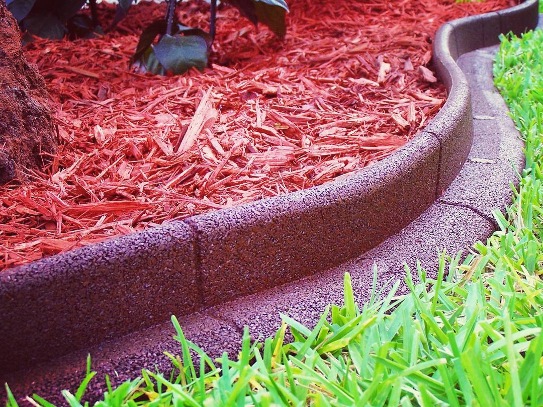 EcoBorder L landscape edging in a customer's yard