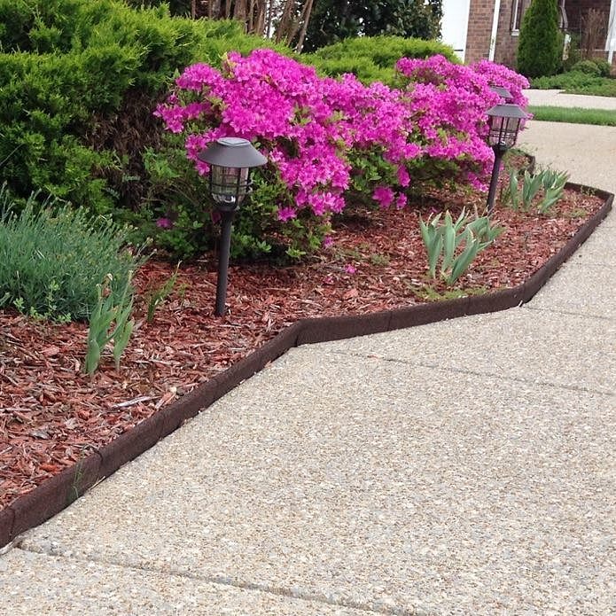 EcoBorder L landscape edging in a customer's yard