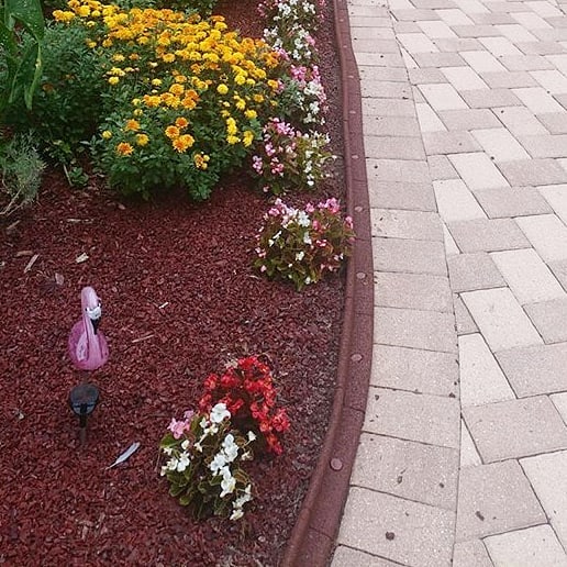 EcoBorder L landscape edging in a customer's yard