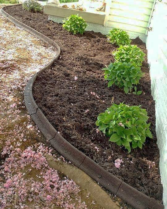 EcoBorder L landscape edging in a customer's yard