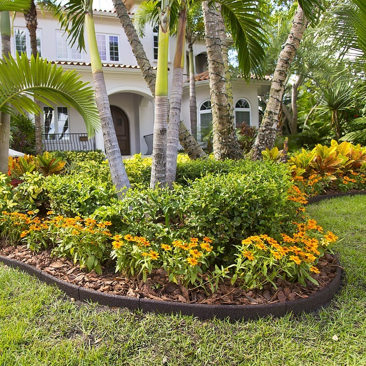 EcoBorder L landscape edging in a customer's yard