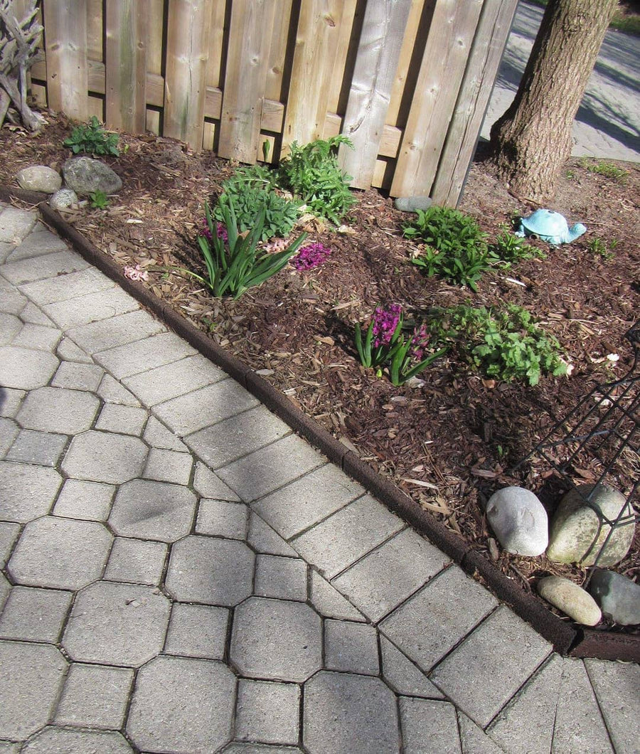 EcoBorder L landscape edging in a customer's yard