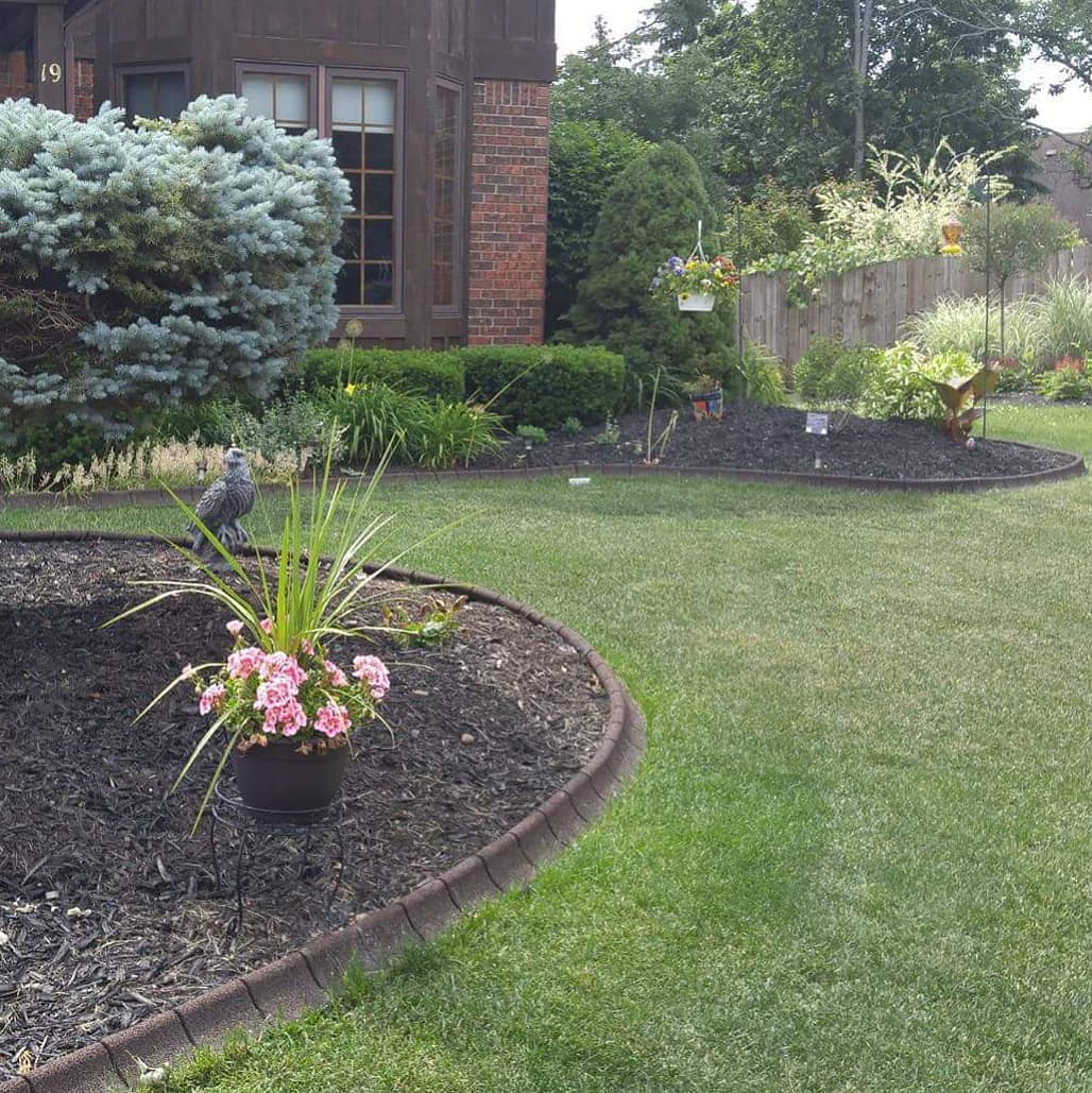 EcoBorder L landscape edging in a customer's yard