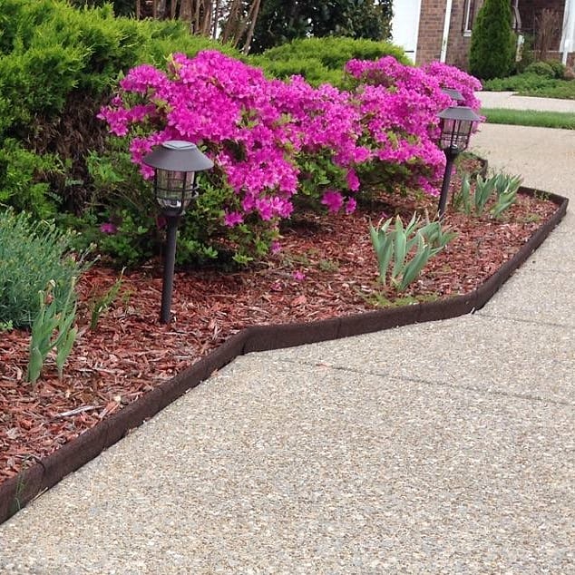 EcoBorder L landscape edging in a customer's yard