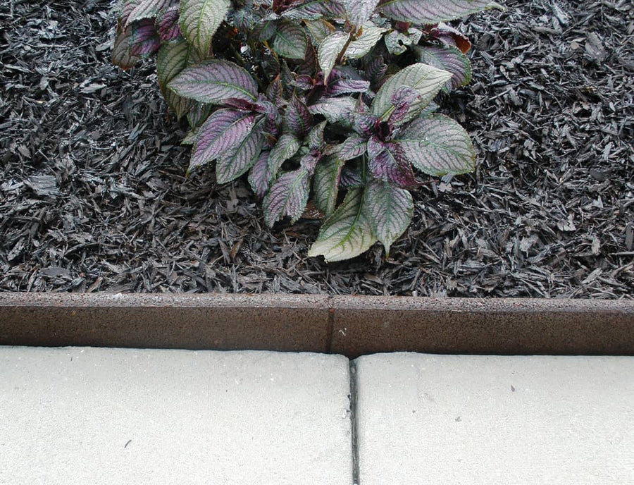 EcoBorder L landscape edging in a customer's yard