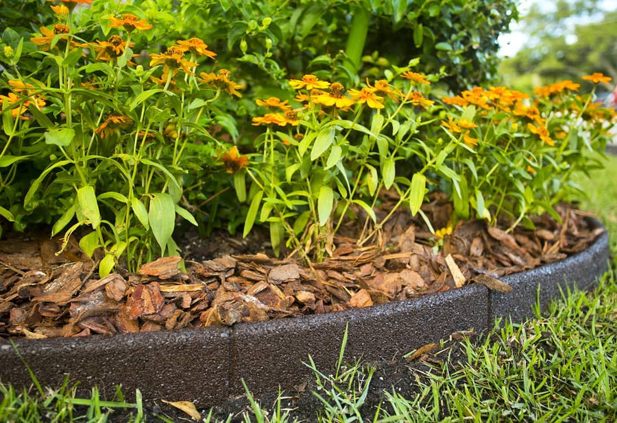 EcoBorder L landscape edging in a customer's yard