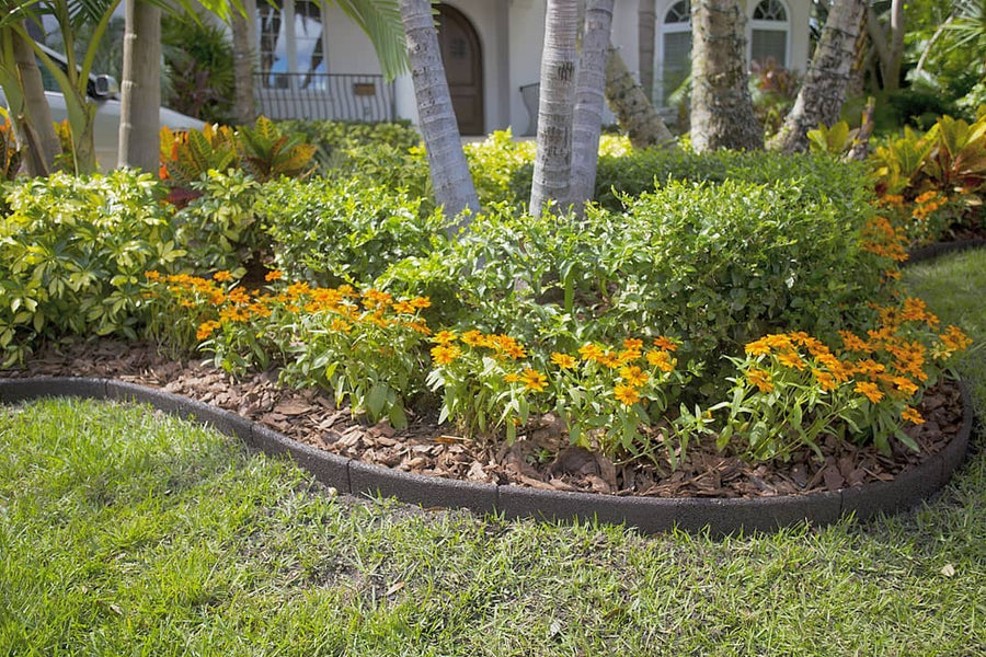 EcoBorder L landscape edging in a customer's yard