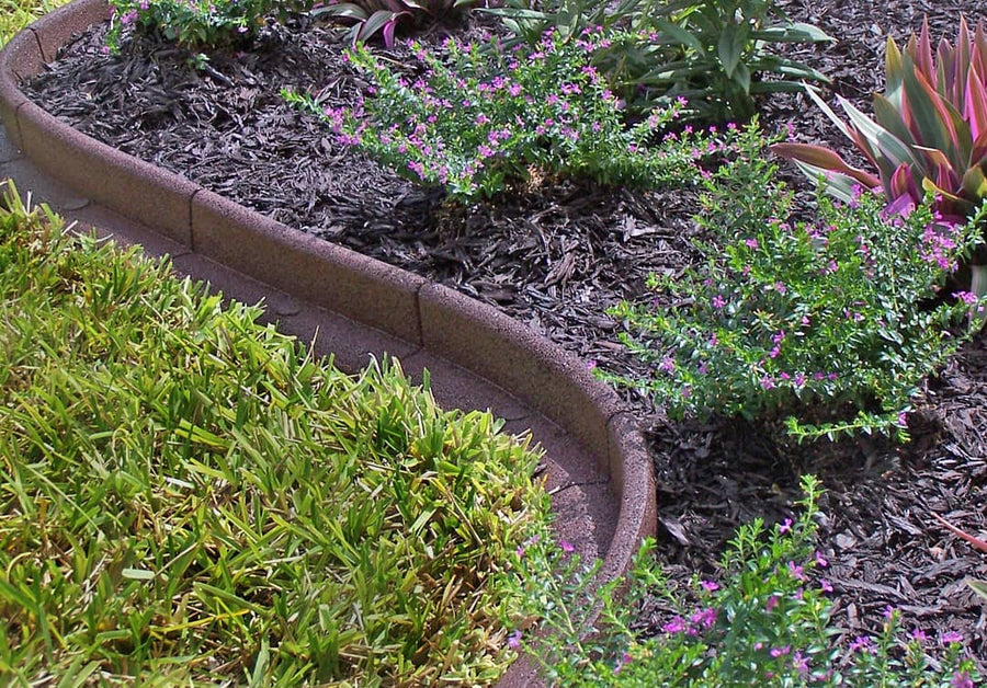 EcoBorder L landscape edging in a customer's yard