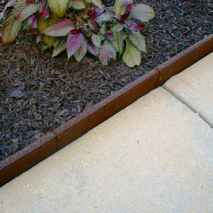 EcoBorder L landscape edging in a customer's yard