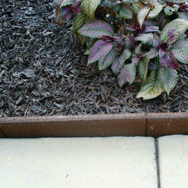 EcoBorder L landscape edging in a customer's yard