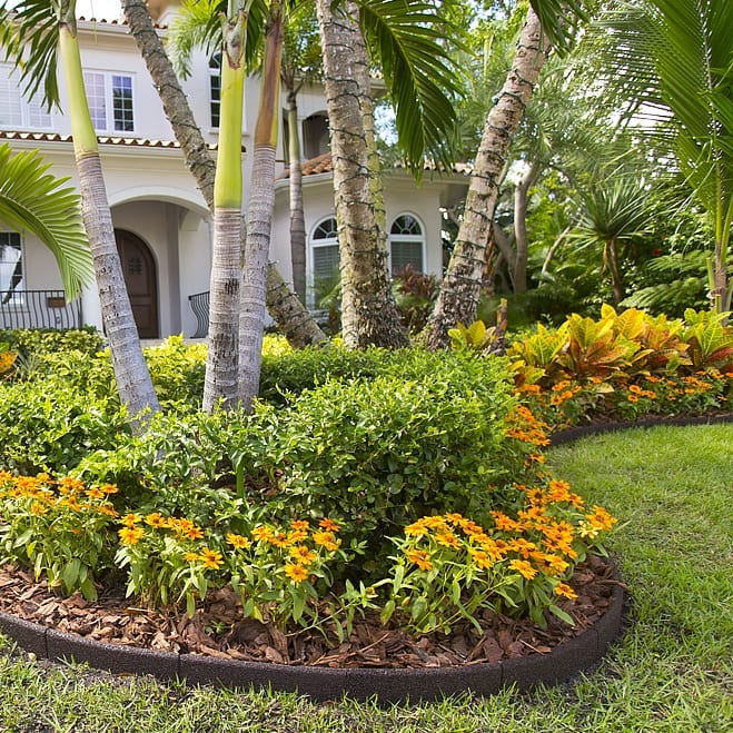 EcoBorder L landscape edging in a customer's yard