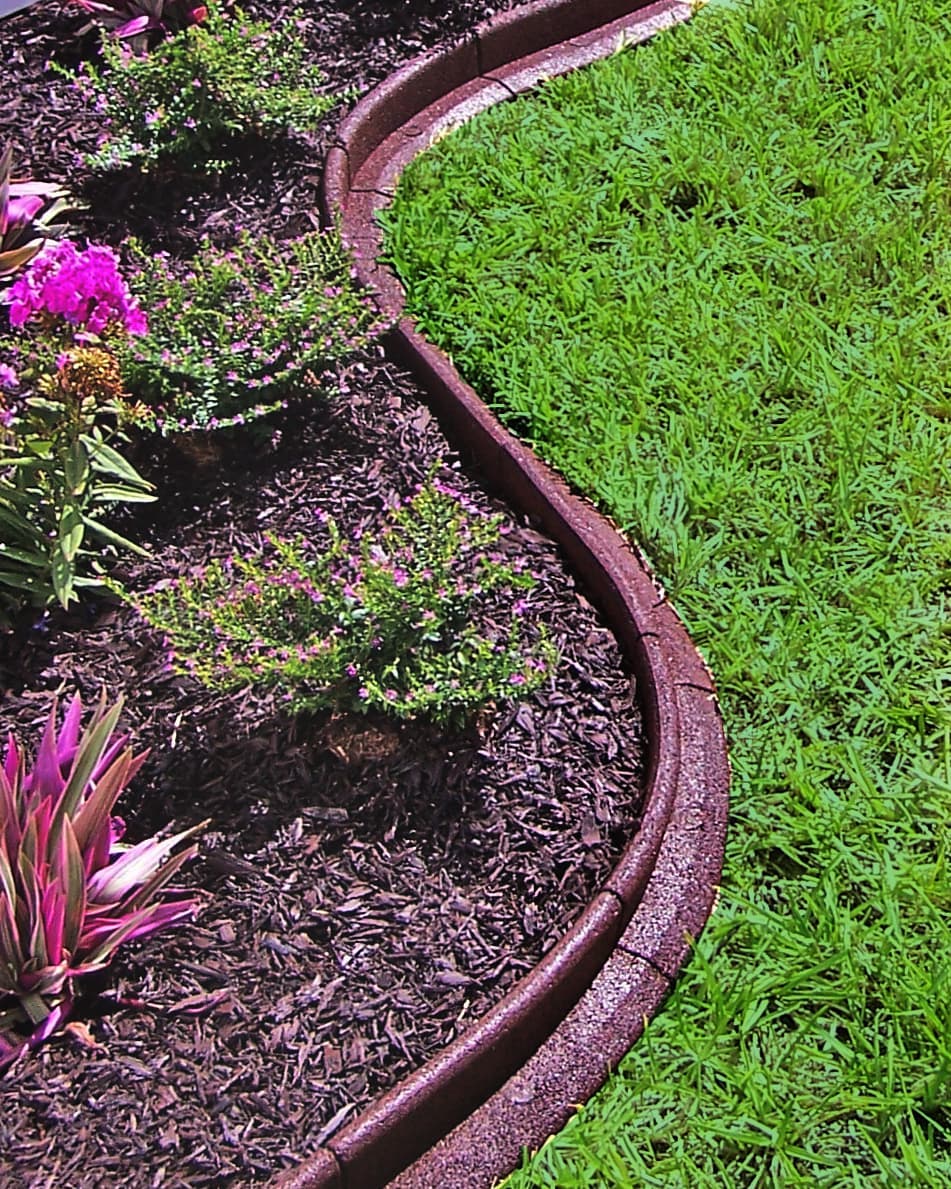 EcoBorder L landscape edging in a customer's yard