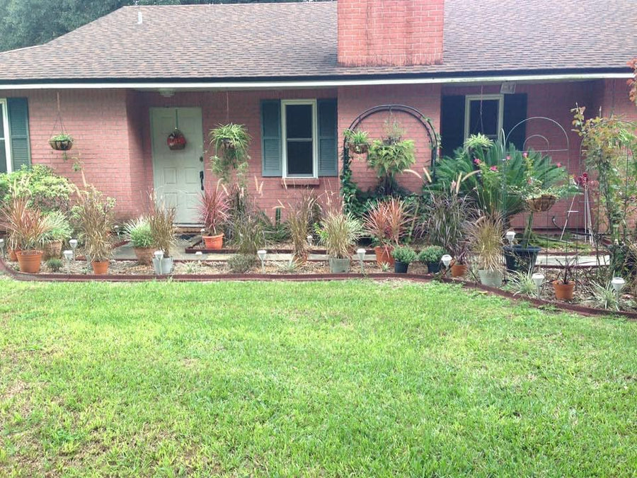 EcoBorder L landscape edging in a customer's yard